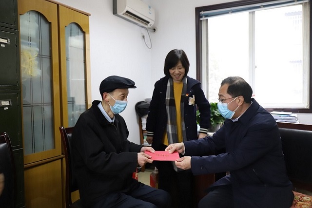 集團(tuán)黨委委員、職工董事、工會(huì)主席武勇 一行到華西安裝公司走訪慰問